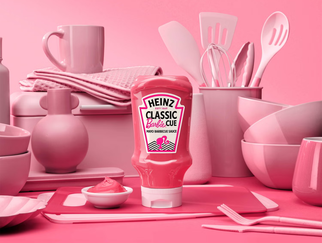 molho heinz rosa nomeado Barbiecue, em um fundo também rosa com utensílios de cozinha da mesma cor.